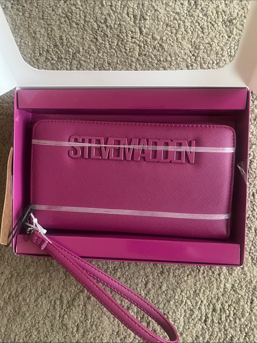 Steve Madden Dark Fuchsia Zip Around Wristlet Wallet in Gift Box - Picture 3 of 3